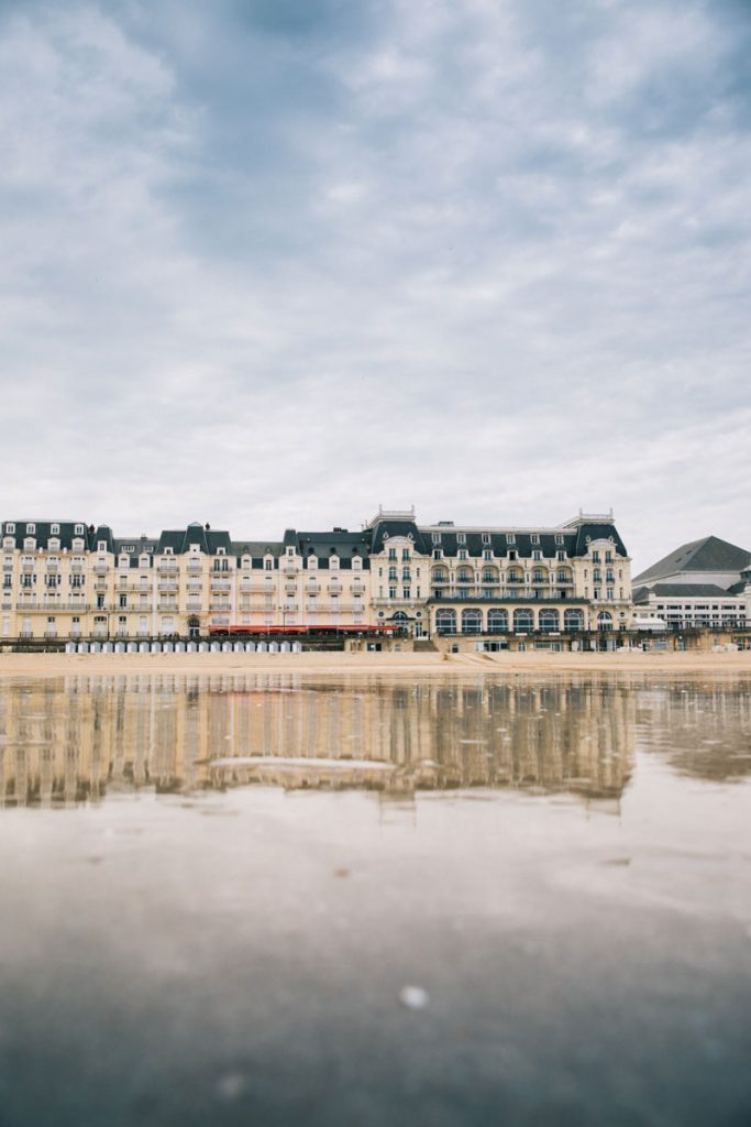Le grand hôtel de Cabourg et son casino. crédit photo : Clara Ferrand - blog WIldroad