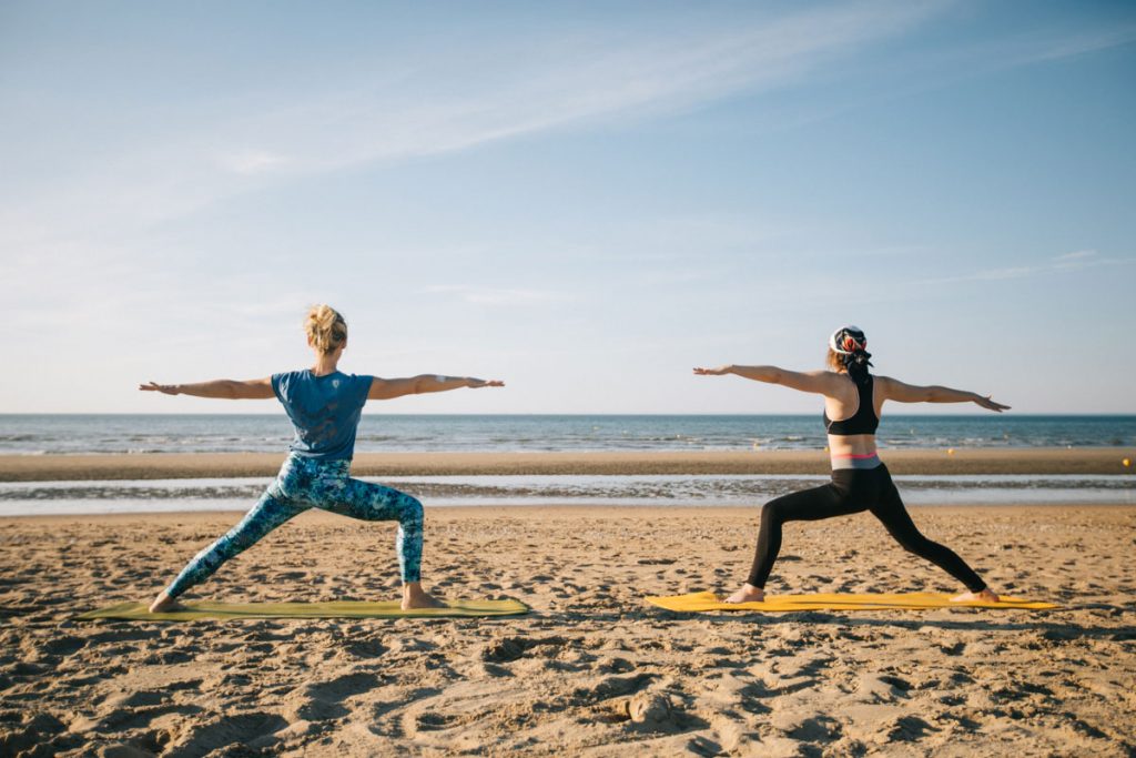 Séance de yoga face à la mer à Cabourg. crédit photo : Clara Ferrand - blog WIldroad