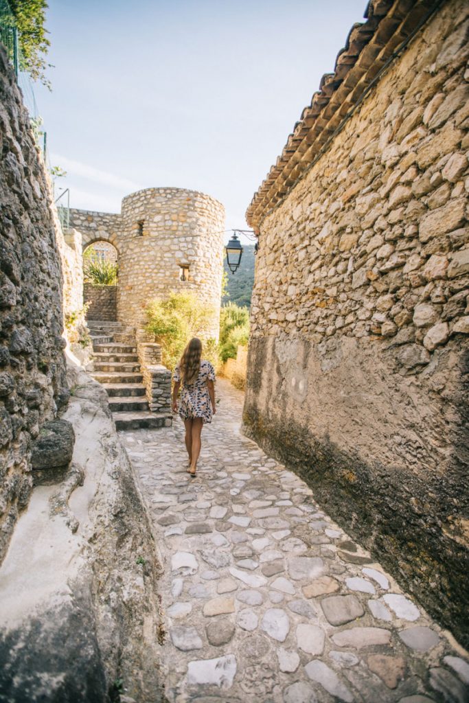 Visiter la cité médiévale de Nyons dans la Drôme. crédit photo : Clara Ferrand - blog Wildroad