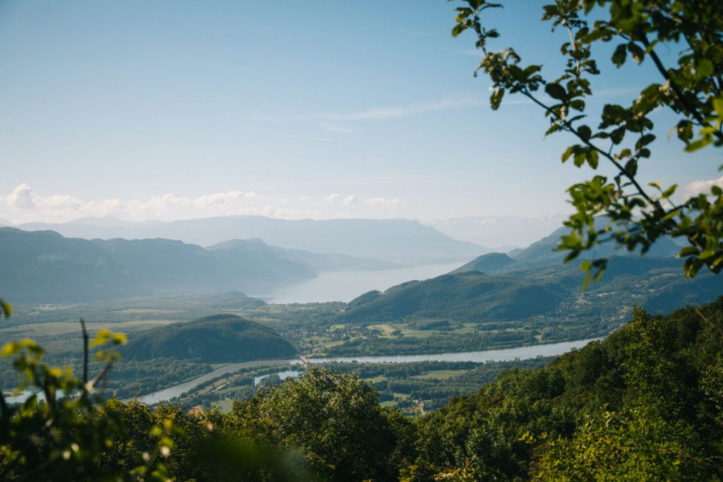 Randonnée dans le buggy avec la vue sur le lac du Bourget. crédit photo : Clara Ferrand - blog Wildroad