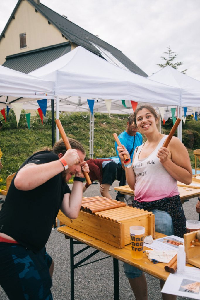 Jeu en bois sur le village bivouac. crédit photo : Clara Ferrand - blog Wildroad