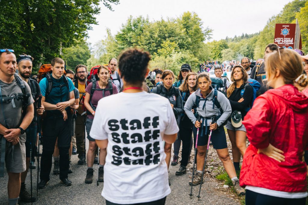 Briefing du 2eme jours de la Mad Jacques en trek dans le Bugey. crédit photo : Clara Ferrand - blog Wildroad
