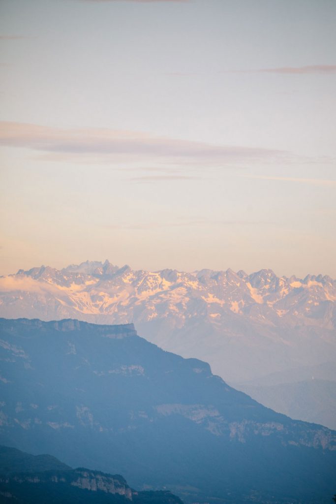 La Croix du Nivolet et les Belledonnes depuis le plateau du Retord. crédit photo : Clara Ferrand - blog Wildroad