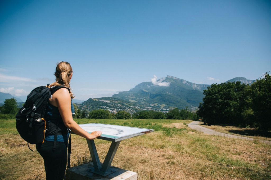Point de vue sur La Croix du Nivolet, depuis le belvédère du parc de l'étincelle. crédit photo : Clara Ferrand - blog Wildroad
