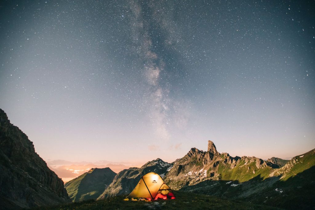 Bivouac et ciel étoilé face à la Pierra Menta en été. crédit photo : Clara Ferrand - blog Wildroad