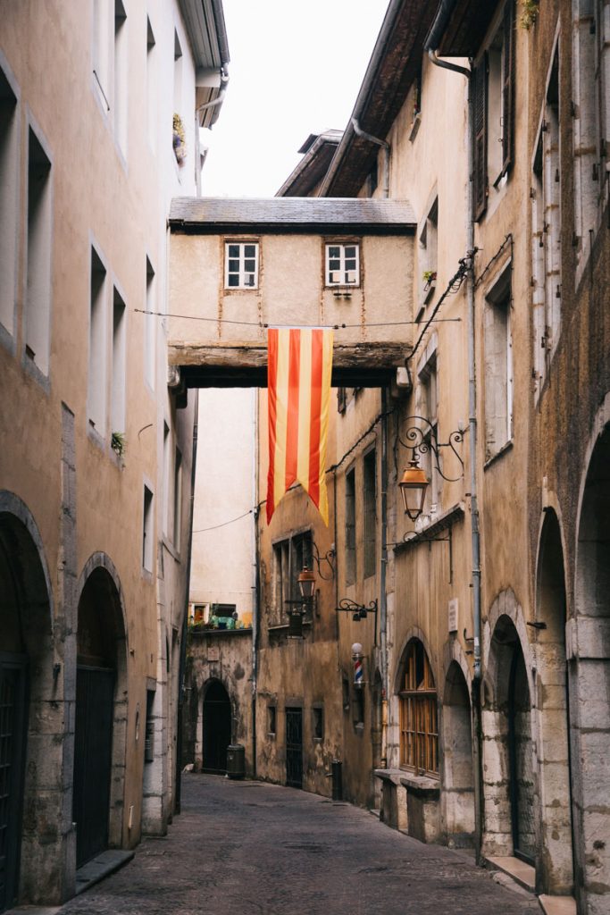 Le centre-ville et les ruelle médiévale de Chambery en Savoie. crédit photo : Clara Ferrand - blog WIldroad