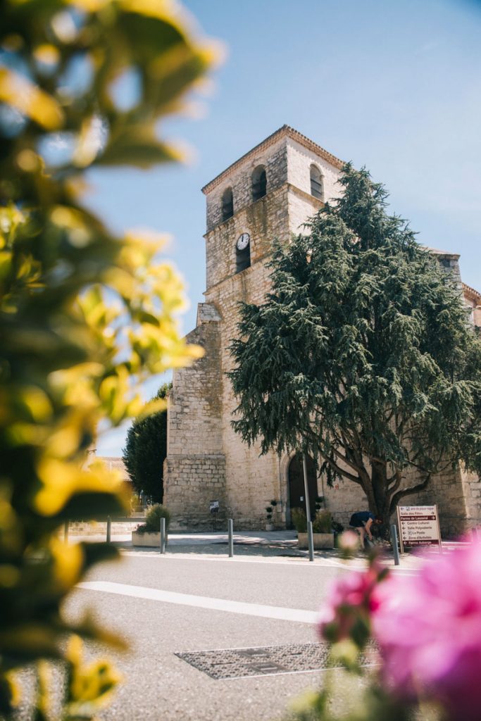 l'église de Vazerac au départ de la randonnée des Coteaux. crédit photo : Clara Ferrand - blog Wildroad