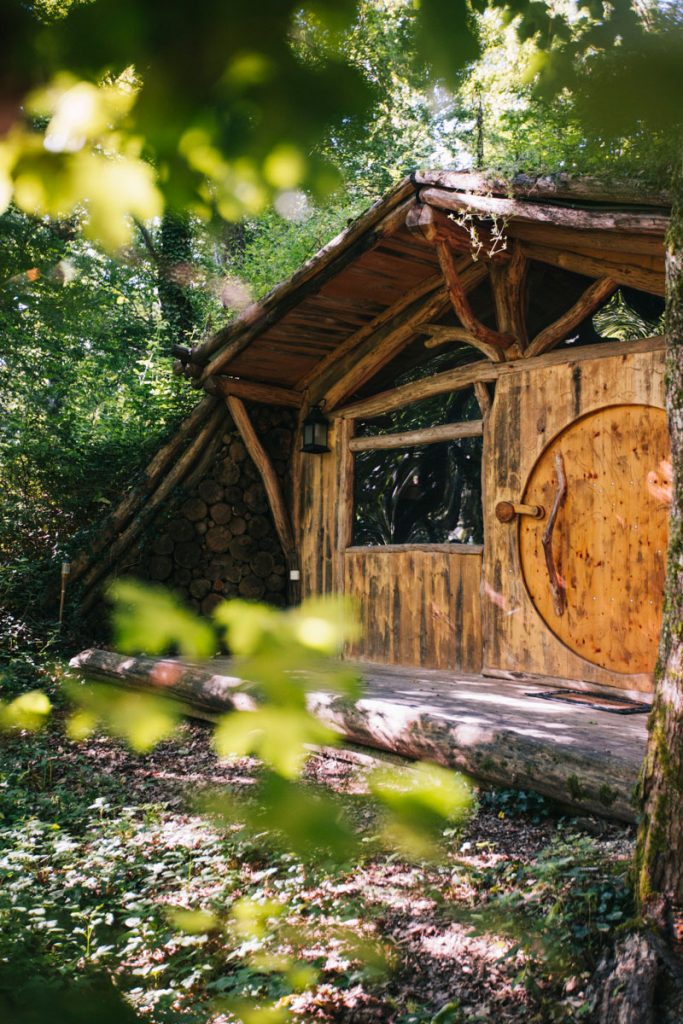 La maison de hobbits pour un séjour original en famille en Occitanie. crédit photo : Clara Ferrand - blog Wildroad