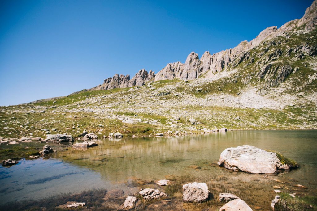 Lac de la Portette dans le massif du Beaufortain. crédit photo : Clara Ferrand - blog Wildroad