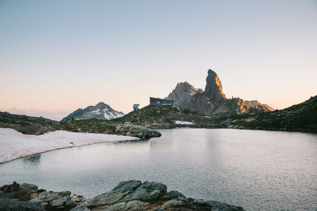 Le lac et le refuge de Presset au coucher du soleil. crédit photo : Clara Ferrand - blog Wildroad