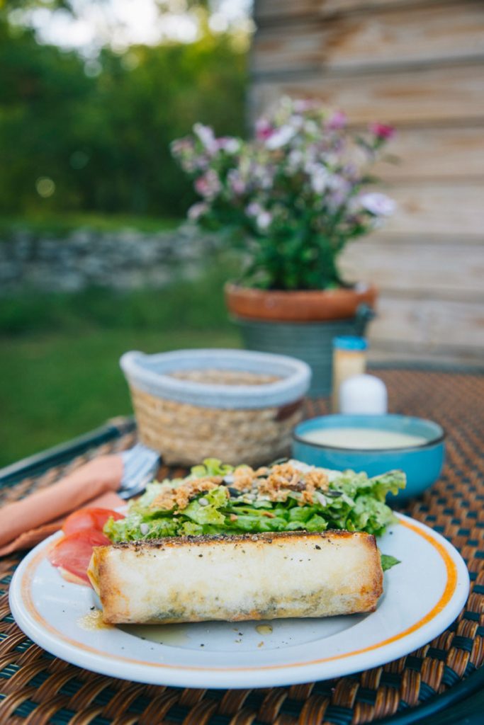 Panier repas avec des produit maison du logement Natura Zone. crédit photo : Clara Ferrand - blog Wildroad