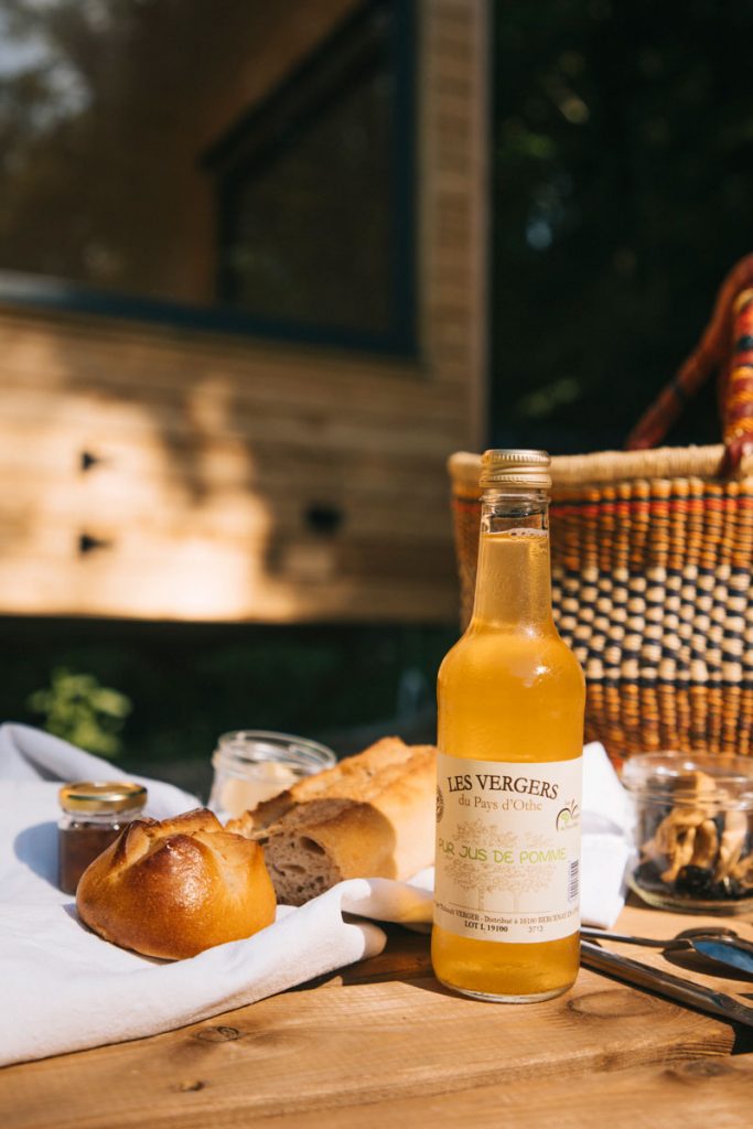 Petit déjeuner dans un hébergement insolite de la Cote des Bar. crédit photo : Clara Ferrand - blog Wildroad