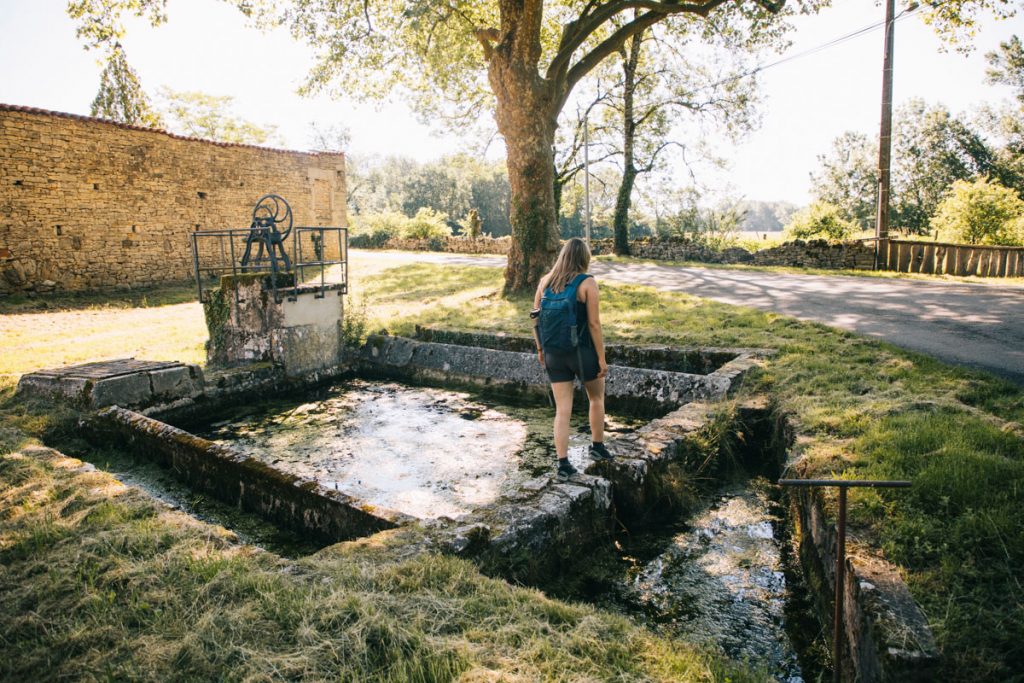 Un ancien lavoir dans un village du Quercy dans le Tarn et Garonne. crédit photo : Clara Ferrand - blog Wildroad