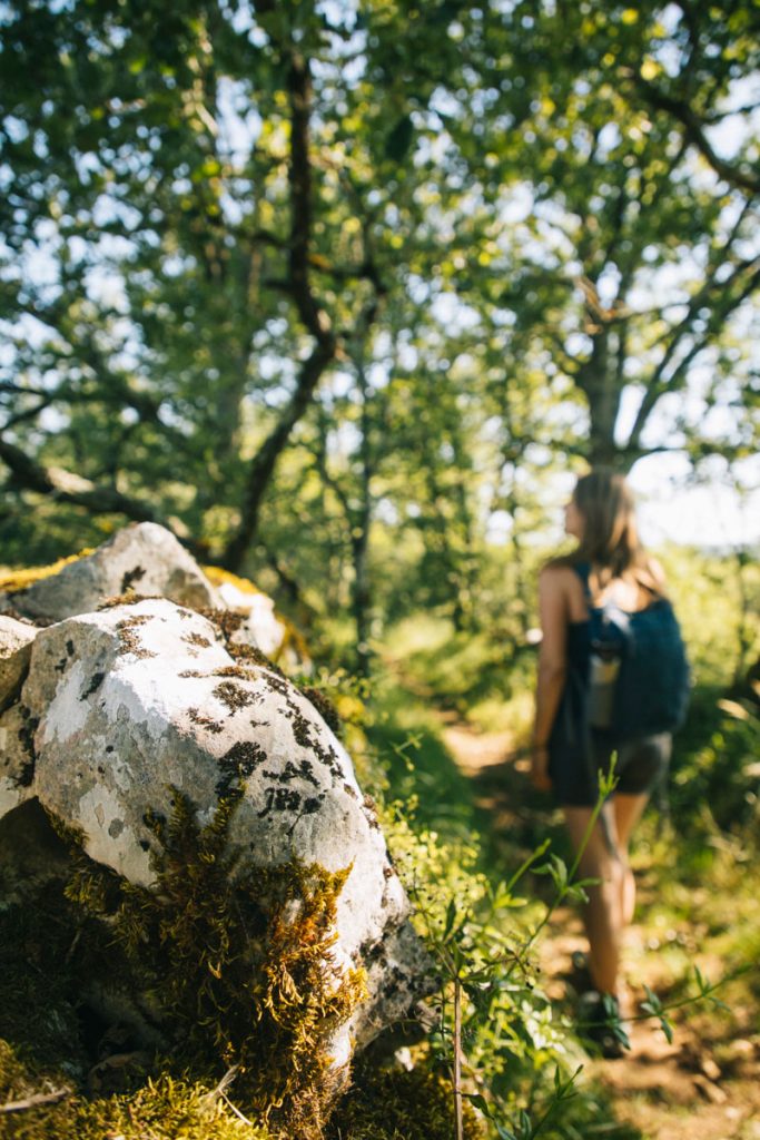Idée de randonnée facile dans le Quercy : la tombe du géant. crédit photo: Clara Ferrand - blog Wildroad