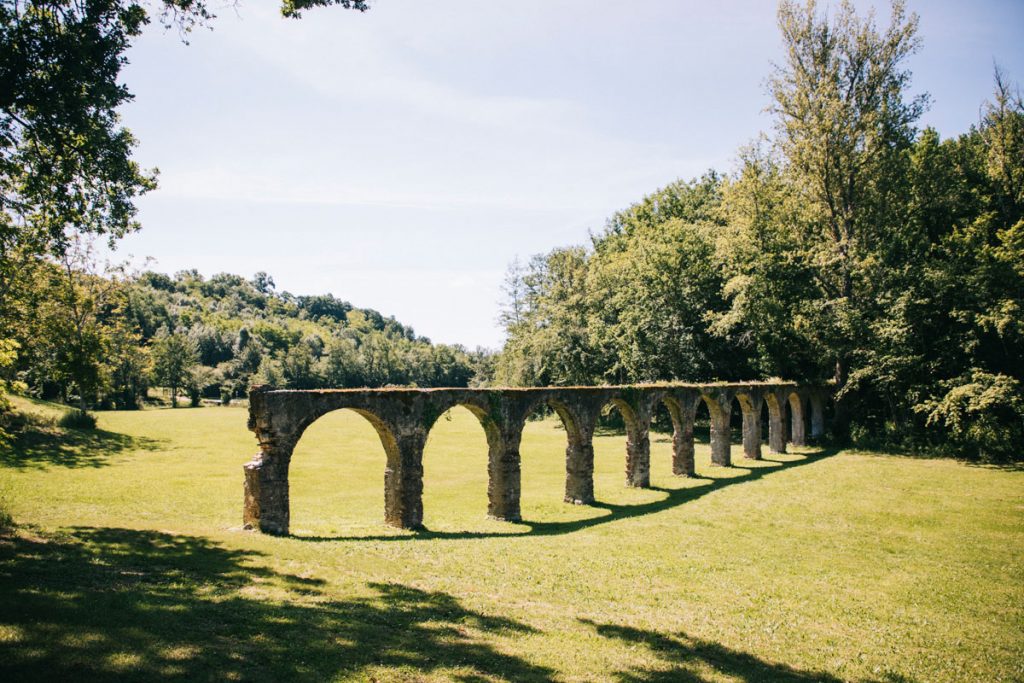 Acqueduc romantique abandonné dans le Tarn et Garonne sur le circuit des Vallons. crédit photo : Clara Ferrand - blog Wildroad