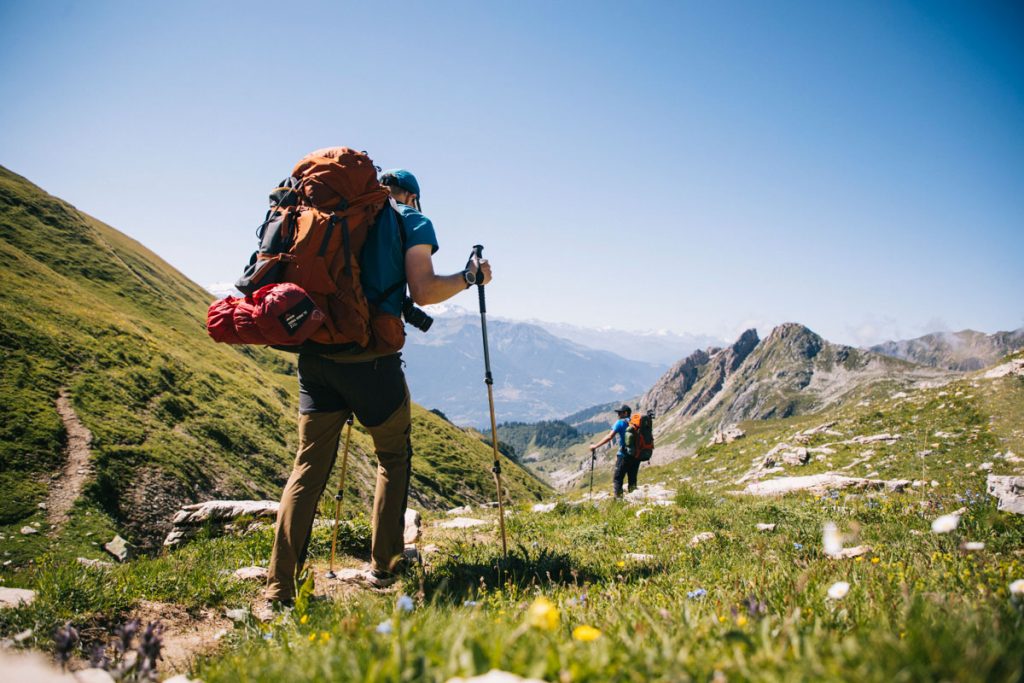 Partir en randonnée sur deux jours avec un guide dans le Beaufortain pour faire son premier bivouac. crédit photo : Clara Ferrand - blog Wildroad
