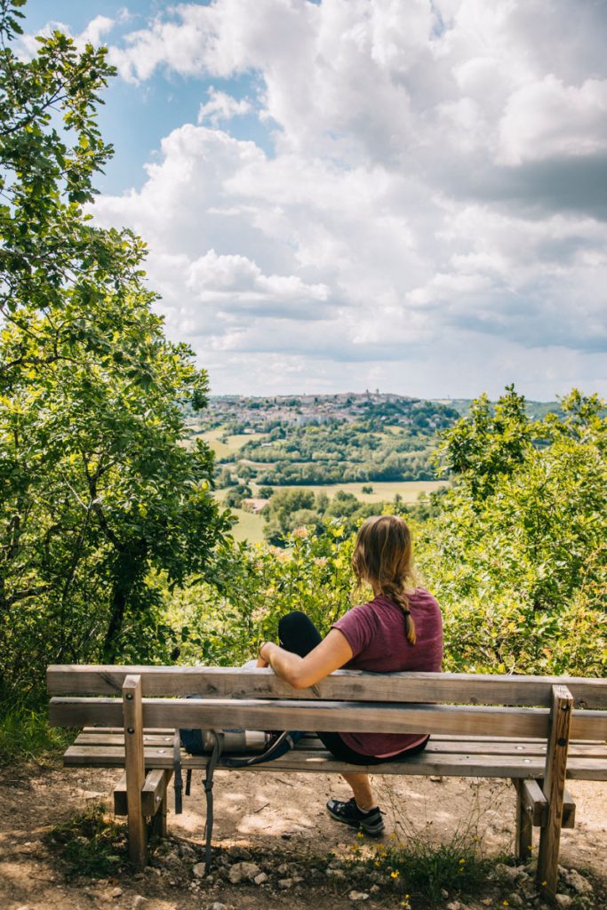 Bélevedere sur le village de Lauzerte depuis la randonnée d cela chapelle Saint-Sernin. crédit photo : Clara Ferrand - blog Wildroad