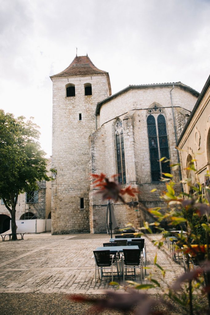 La place du village Lauzerte dans le Tarn et Garonne. crédit photo : Clara Ferrand - blog Wildroad