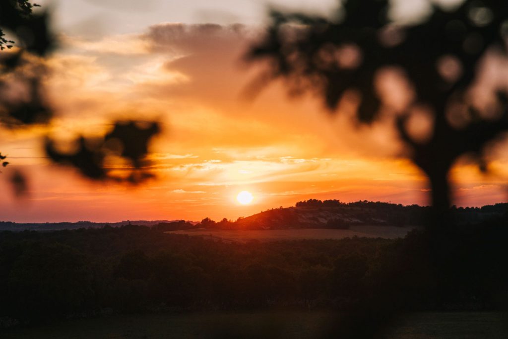 Coucher de soleil sur le Quercy Caussadais. crédit photo : Clara Ferrand - blog Wildroad