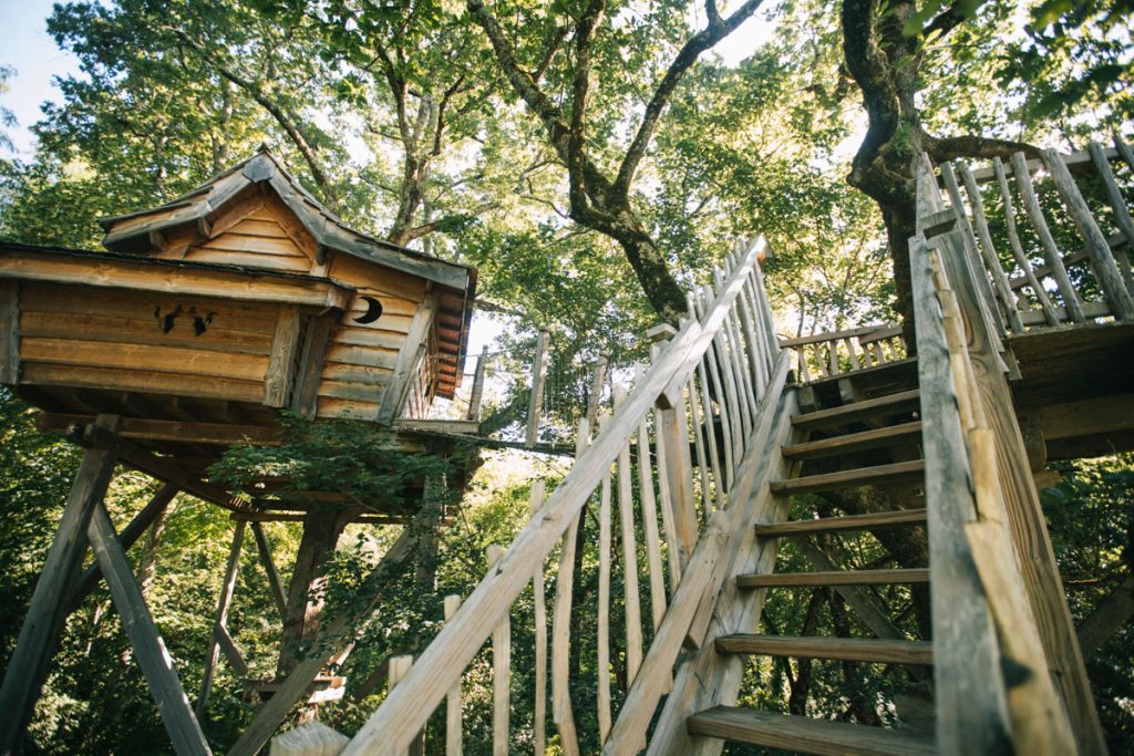 La cabane perché de la colline de Boutiès dans le Tarn et Garonne à la limite du Lot. crédit photo : Clara Ferrand - blog Wildroad