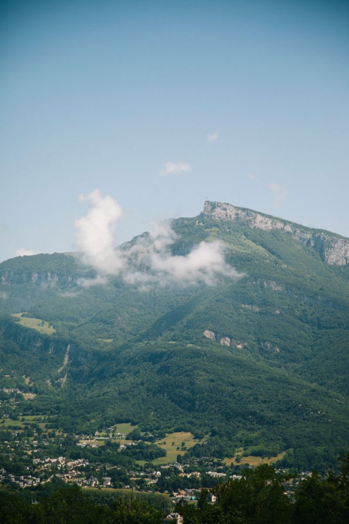 Le massif des Bauges et La Croix du Nivolet à Chambery. crédit photo : Clara Ferrand - blog Wildroad