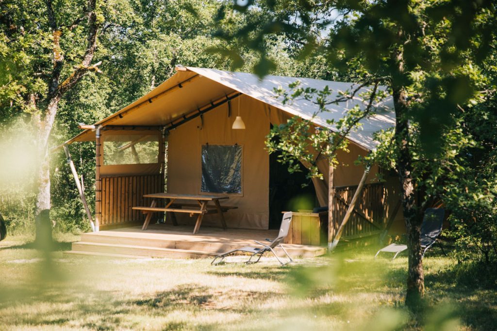 Dormir dans une tente safaris au camping du Bois Redon. crédit photo : Clara Ferrand - blog Wildroad