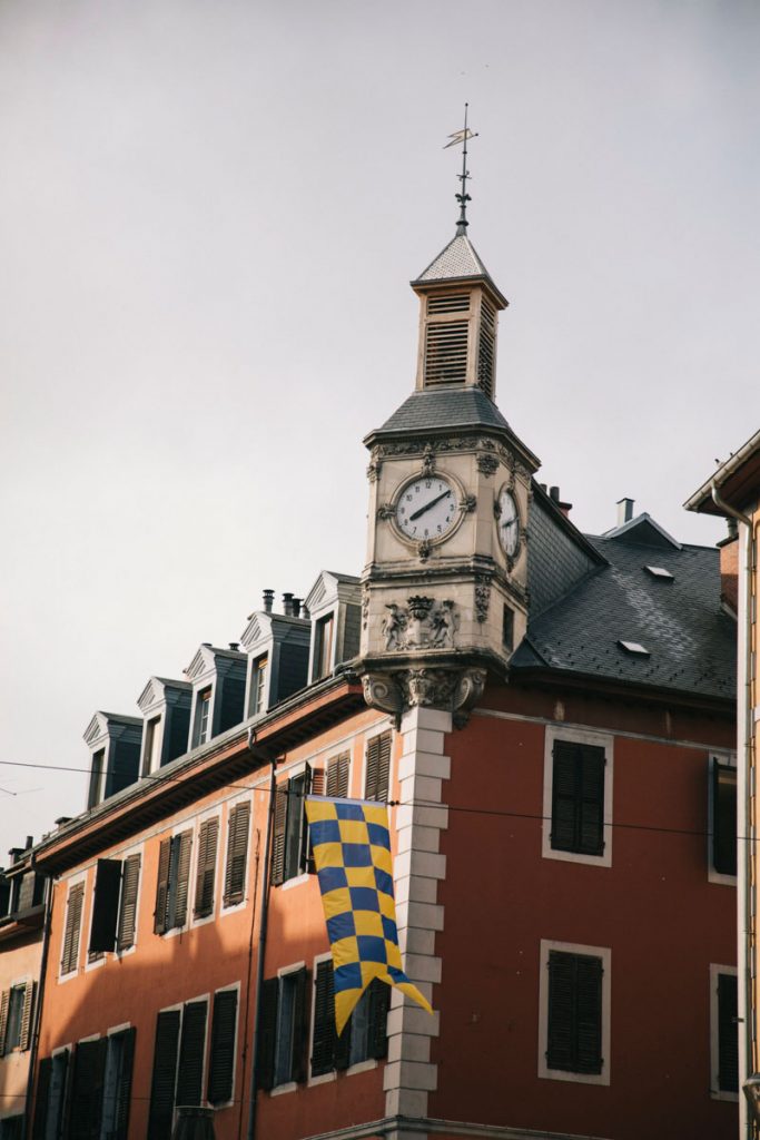 La otur de l'horloge, monument historique au centre-ville de chambery. crédit photo : Clara Ferrand - blog Wildroad