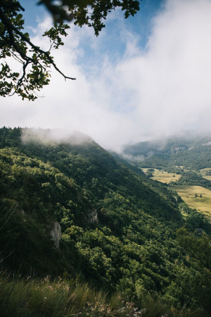 Vue sur le nord du massif de la Chartreuse avec la randonnée des hauts de Chanaz. crédit photo : Clara Ferrand - blog Wildroad