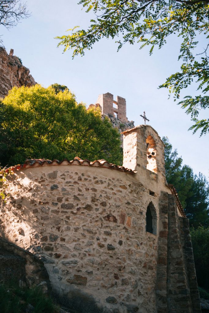 La Chapelle et chateau de Padern sur le GR367. crédit photo : Clara Ferrand - blog Wildroad 
