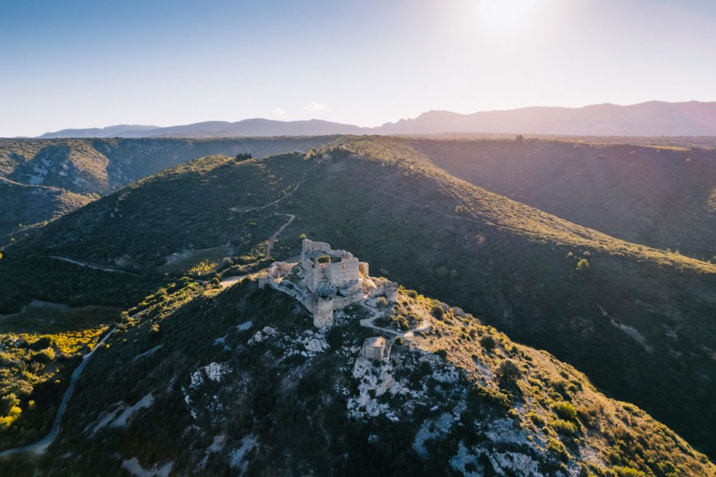 Les ruines du chateau d'Aguilar sur le sentier Cathare à Tuchan. crédit photo : Clara Ferrand - blog Wildroad.