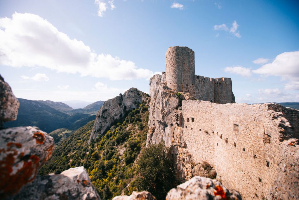 Les ruines du chateau de Peyrepertuse, l'un des plus grand d'Occitane. crédit photo : Clara Ferrand - blog Wildroad