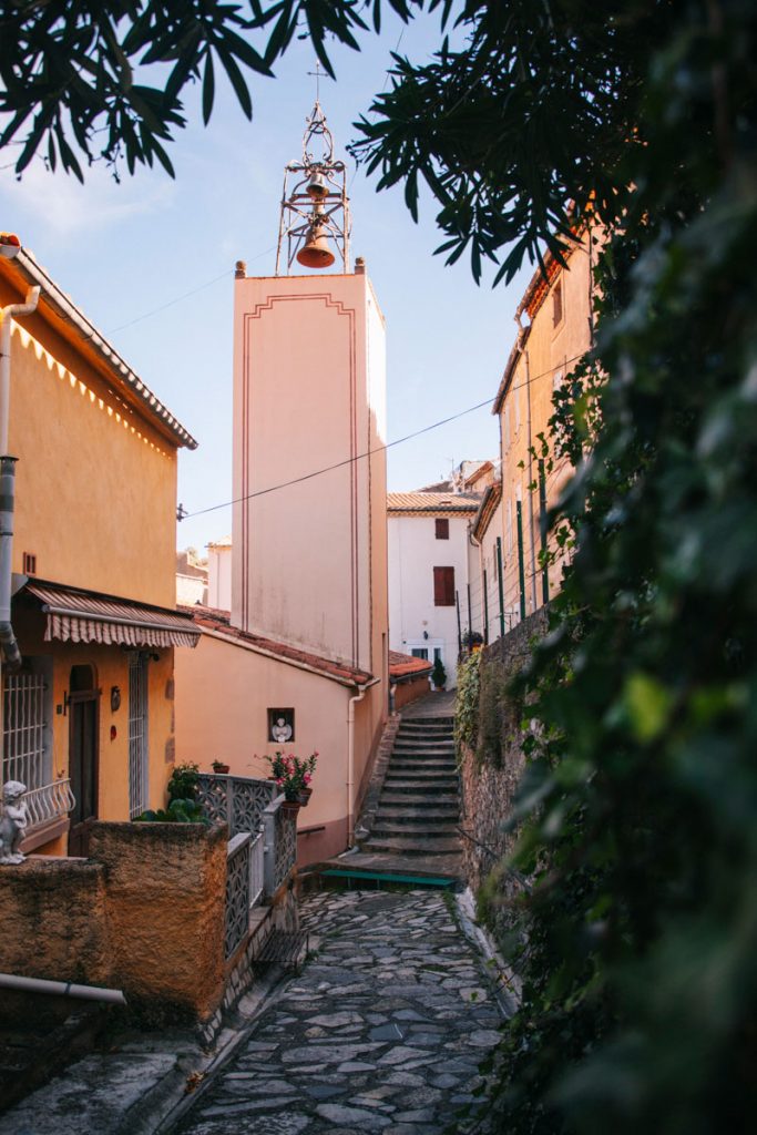 L'église occitane dans le petit village de Padern dans l'Aude. crédit photo : Clara Ferrand - blog Wildroad
