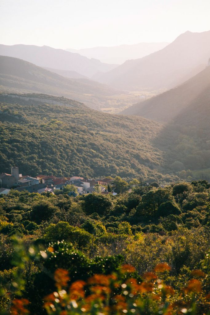 Lever de soleil sur Duilhac-sous-peyrepertuse dans le massif des Corbières. crédit photo : Credit photo : Clara Ferrand - blog Wildroad