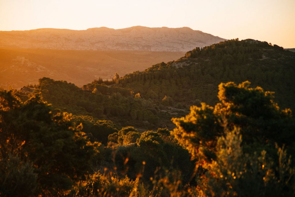 Lever de soleil sur le massif des Corbière dans l'Aude; crédit photo : Clara Ferrand - blog Wildroad