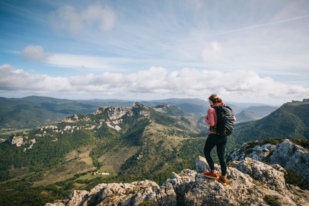 Panorama sur Duilhac-sous-Peyrepertuse depuis les crête du Pech d'Auroux. crédit photo : Clara Ferrand - blog Wildroad