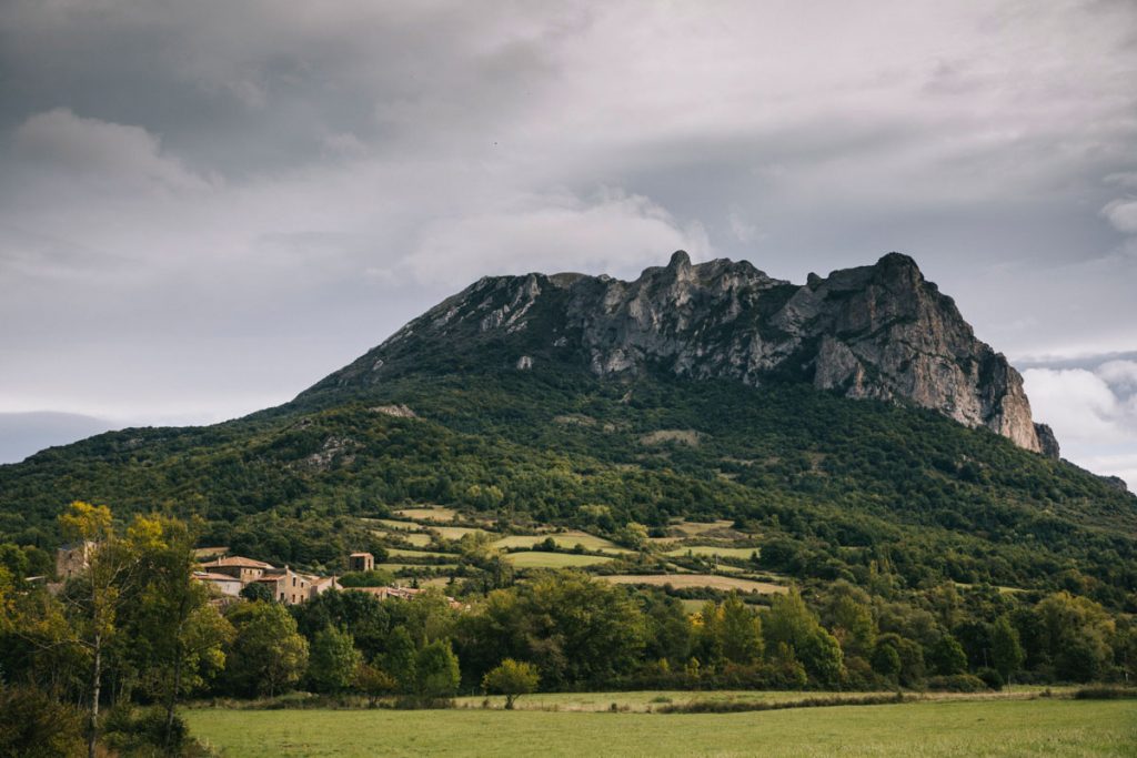 Le pech de Bugarach de l'Aude sur le GR367. crédit photo : Clara Ferrand - blog Wildroad