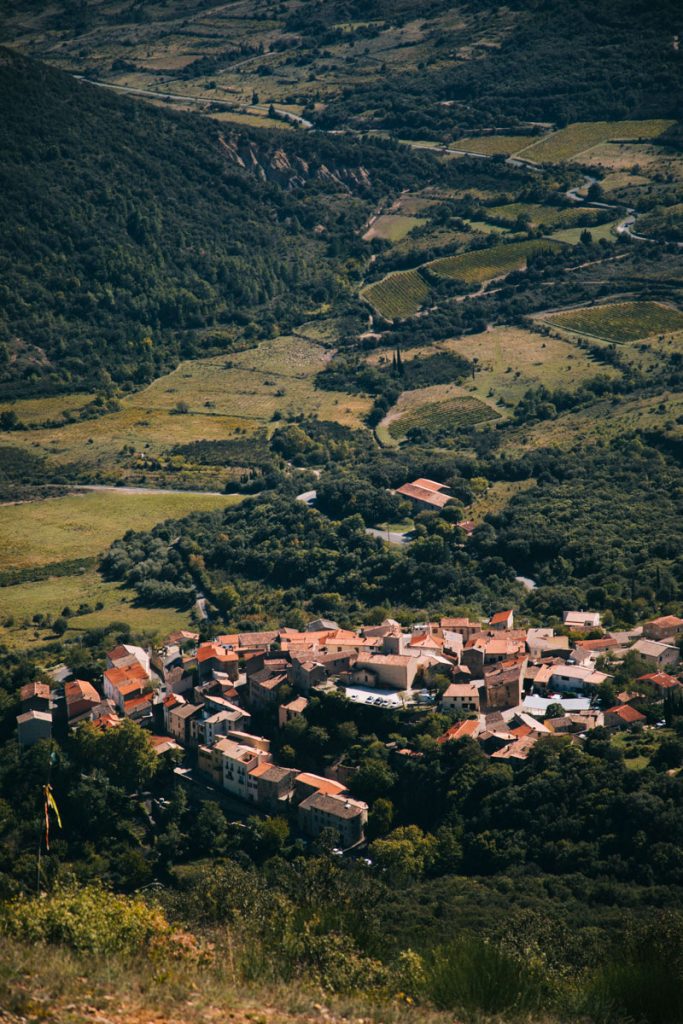 Point de vue sur Duilhac-sous-peyrepertuse. crédit photo : Clara Ferrand - blog Wildroad