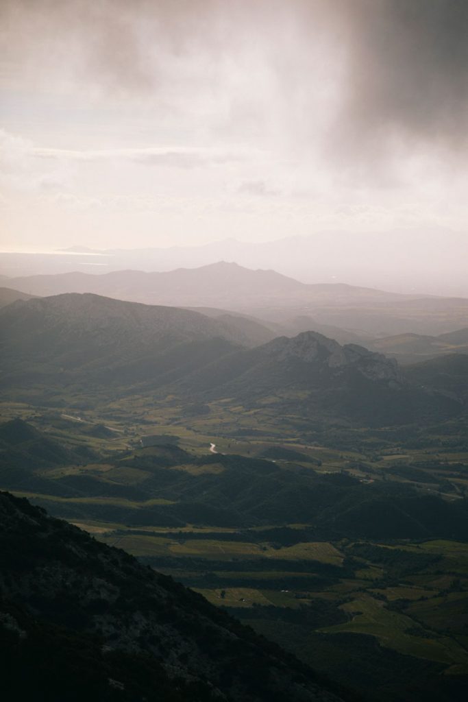 panorama sur les Pyrénées orientales depuis le Pech d'Auroux dans l'Aude. crédit photo : Clara Ferrand - blog Wildroad