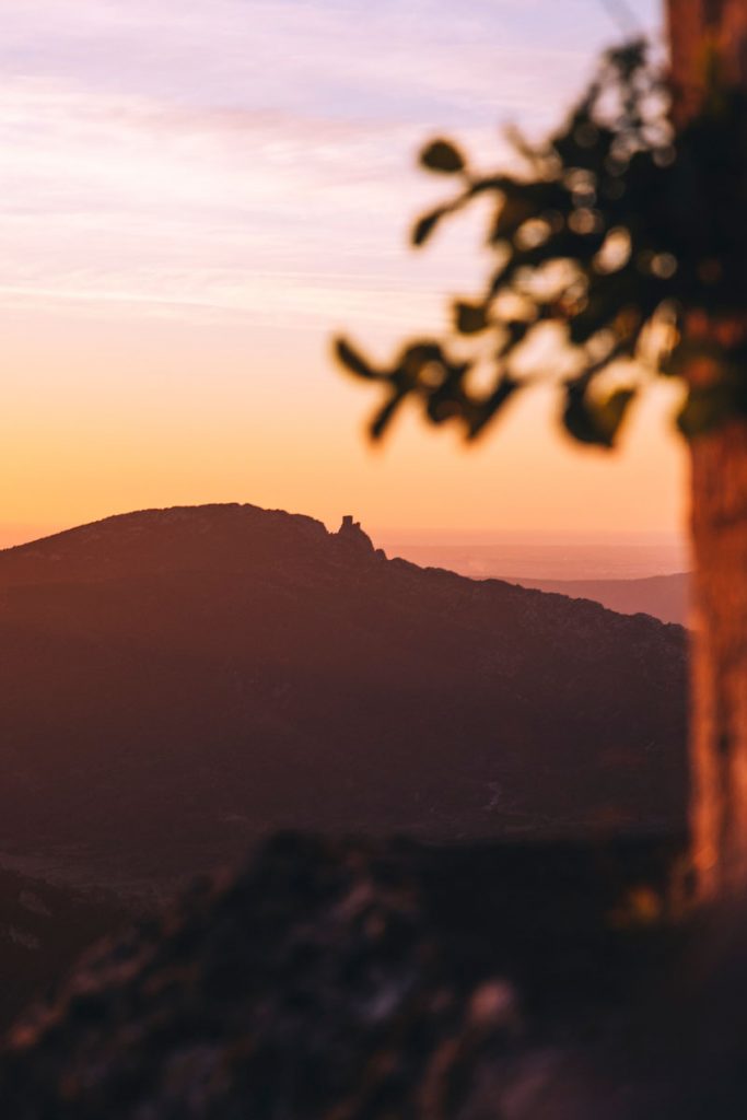 Vue sur le chateau de Quéribus depuis le chateau de Peyrepertuse dans l'Aude. crédit photo : Clara Ferrand - blog Wildroad