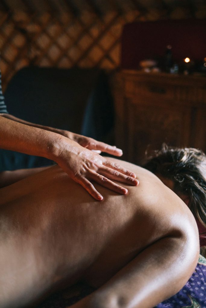 Massage ayurvédique dans l'Aude pour un séjour bien-être. crédit photo : Clara Ferrand - blog Wildroad