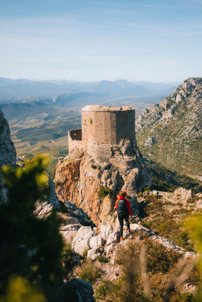 Le sentier Cathare et le chateau de Quéribus sur l'étape la plus belle du sentier cathare. crédit photo : Clara Ferrand - blog Wildroad