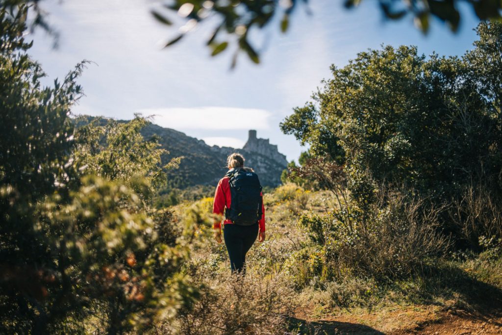 Le sentier cathare sur l'étape de Tuchan à Duilhac-sous-peyrepertuse. crédit photo : Clara Ferrand - blog Wildroad