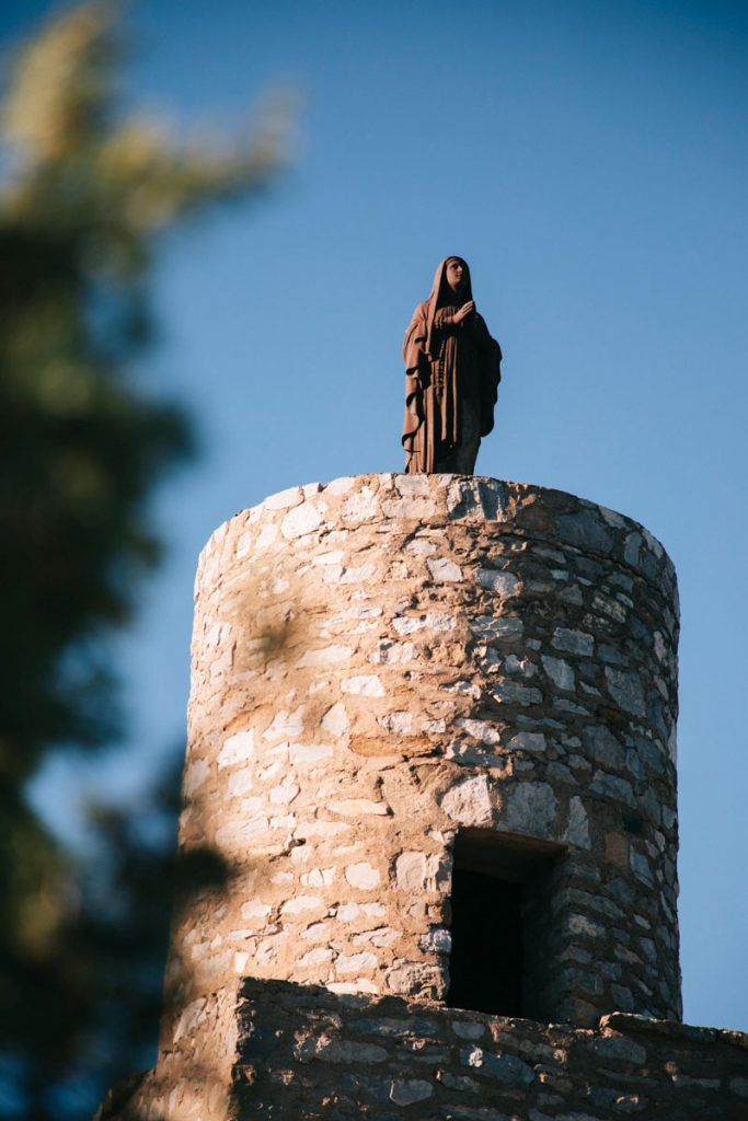 La vierge noire de la Récaoufa de la tour  sur e sentier Cathare. crédit photo : Clara Ferrand - blog Wildroad