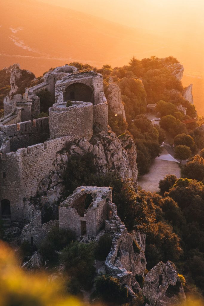 Lever de soleil sur le Chateau de Peyrepertuse dans l'Aude. crédit photo : Clara Ferrand - blog Wildroad