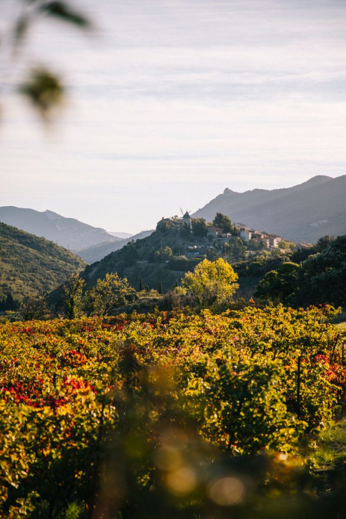 Le village de Cucugnan à visiter sur la randonnée du sentier Cathare. crédit photo : Clara Ferrand - blog Wildroad