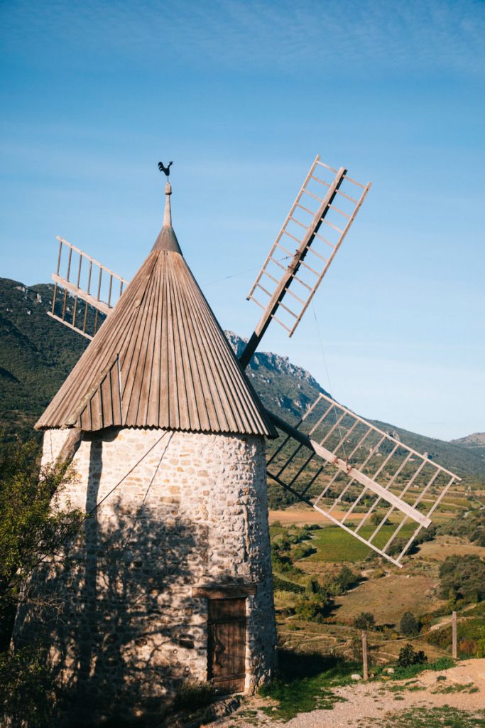 Le fameux moulin 'Omer dans les hauteurs de Cucugnan sur le GR367. crédit photo : Clara Ferrand - blog Wildroad