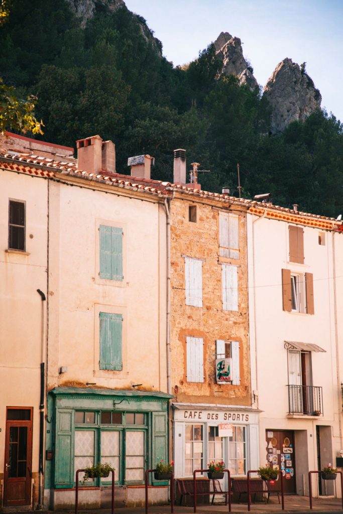 Visiter le village de Padern sur le sentier cathare. crédit photo : Clara Ferrand - blog Wildroad