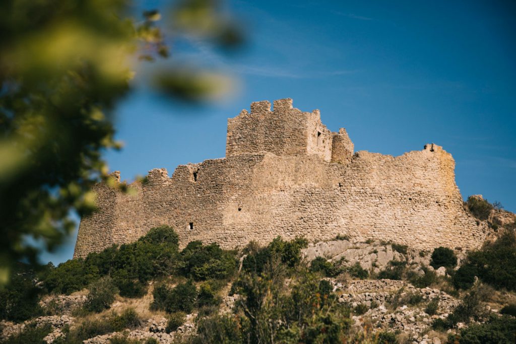 le chateau de Padern en ruine. crédit photo : Clara Ferrand - blog Wildroad
