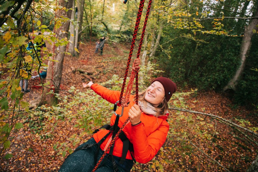 Activité à faire dans le Perche : la grimpe d'arbre avec le village Huttopia de Senonches. crédit photo : Clara Ferrand - blog Wildroad
