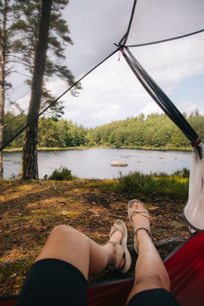 Les chaussures pour une activité sur l'eau comme le canoë. crédit photo : Clara Ferrand - blog Wildroad